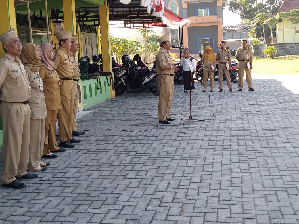Apel Pagi : Camat Himbau untuk Pasang Bendera Merah Putih Jelang HUT RI Ke 74