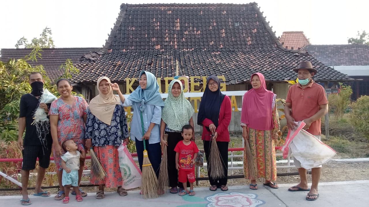 Aksi Bersih-bersih Bersama Warga Kampoeng Sedjahtera