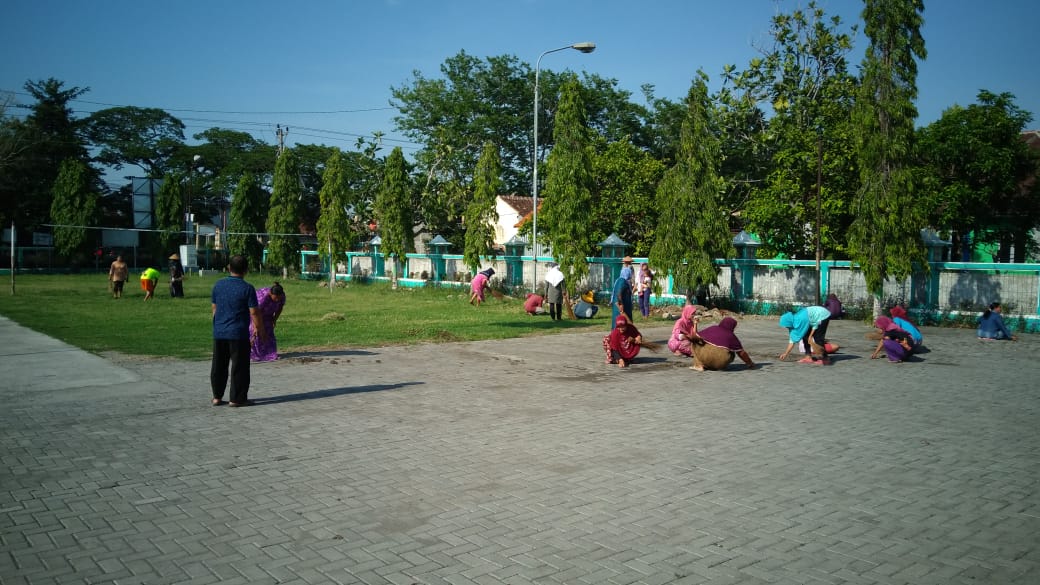 Giat Jumat Bersih Bersama KPM Kebonagung