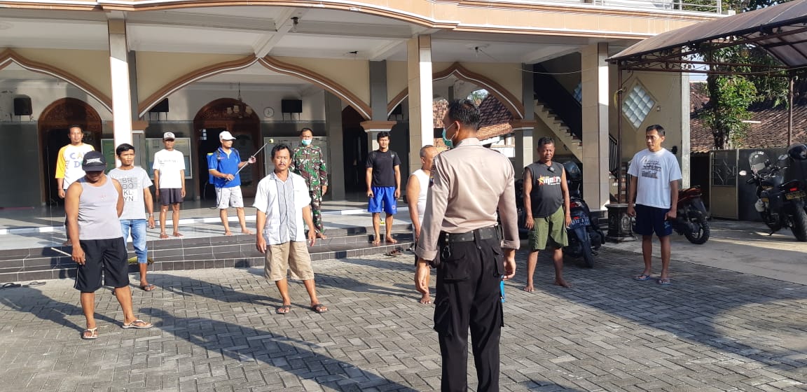 Penyemprotan Desinfektan di Desa Mijen