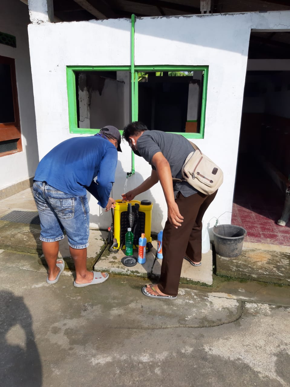 Penyemprotan Desinfektan di Desa Megonten