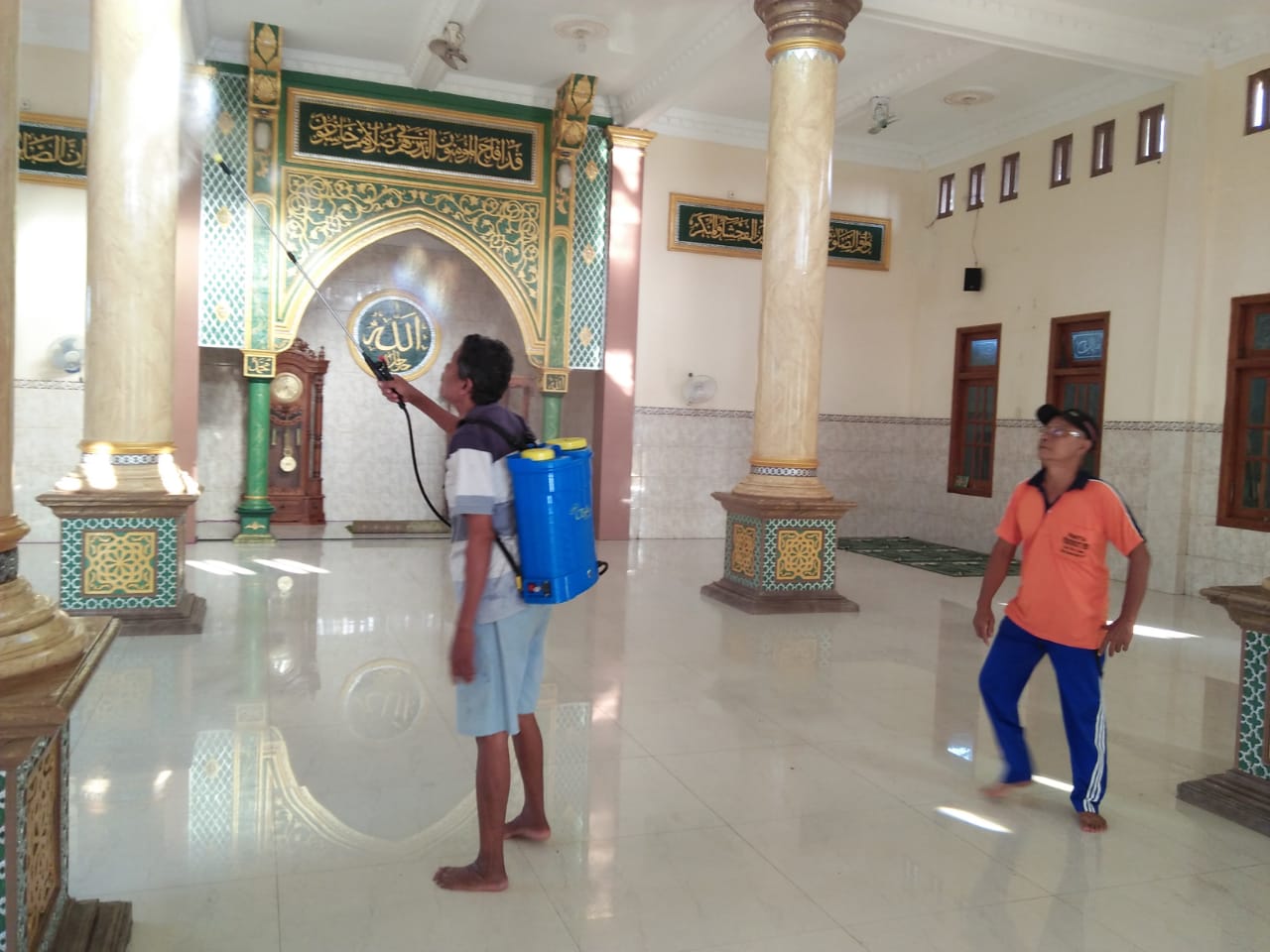 Pemdes Mangunanlor Lakukan Penyemprotan Desinfektan