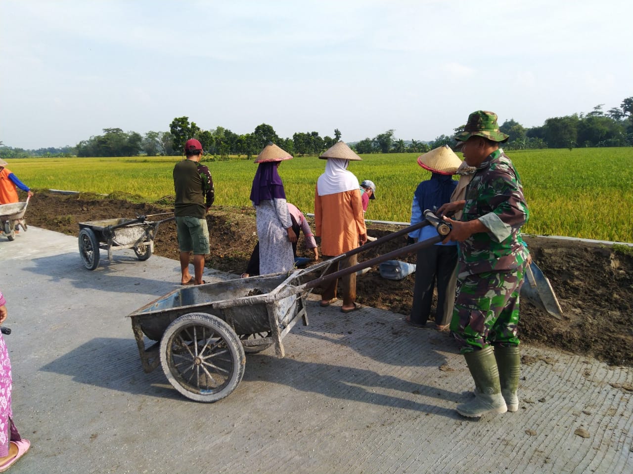 Warga Desa Mangunanlor Antusias Bantu Selesaikan Pembangunan Jalan Antar Desa