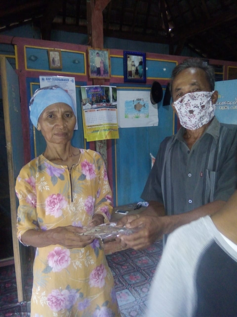 Pemdes Mangunanlor Bagikan Masker Door to Door