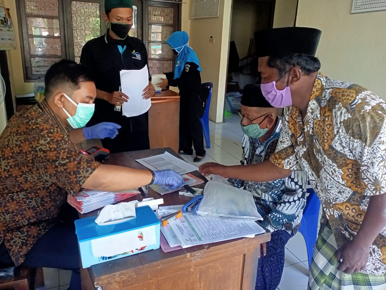 Penyaluran KKS dan Buku Tabungan bagi PKM