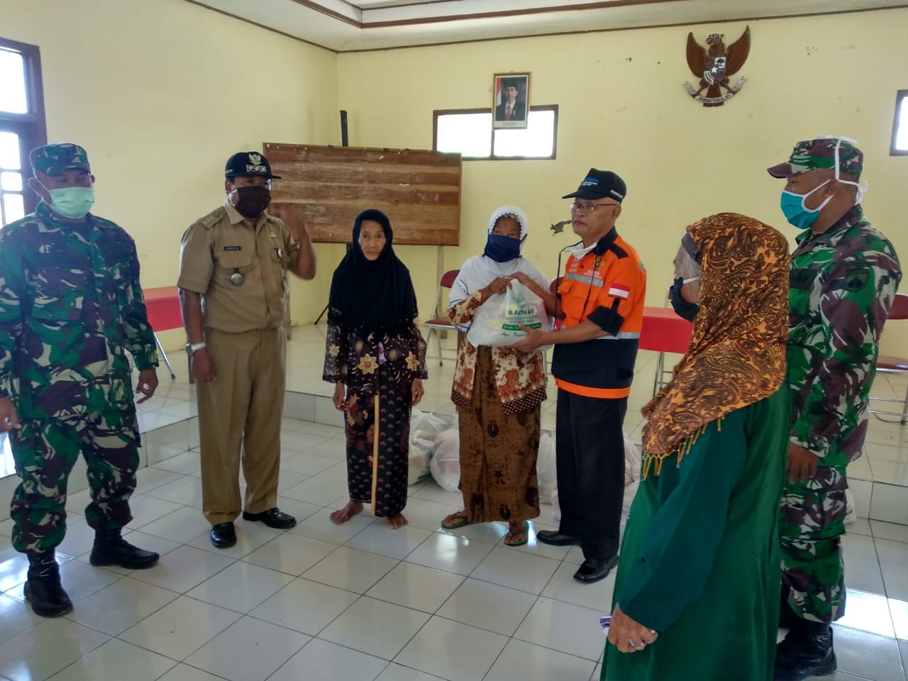 Penyerahan Paket Sembako Lansia