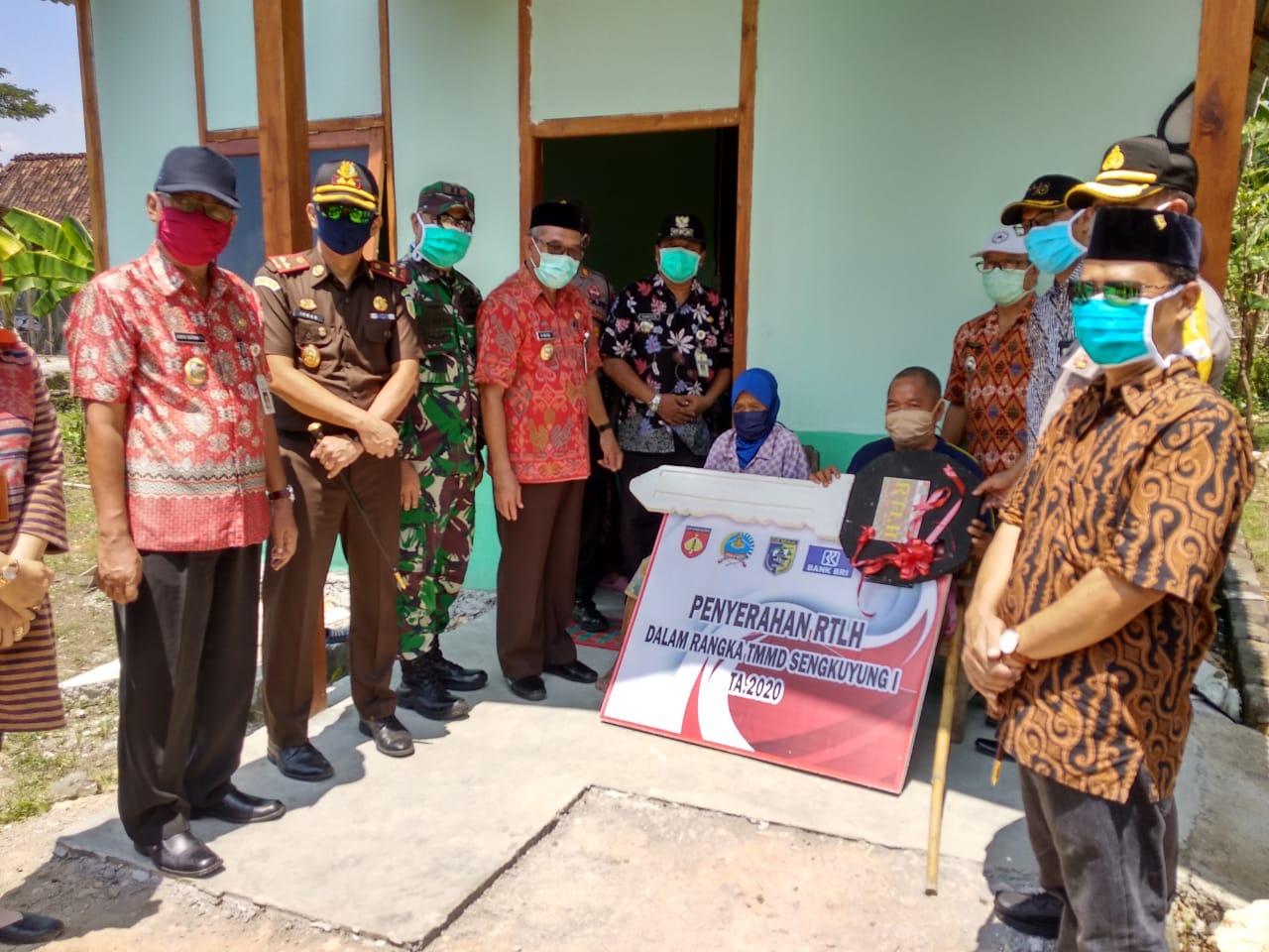 Camat Kebonagung Dampingi Bupati Demak dalam Penyerahan Kunci Rumah Program RTLH