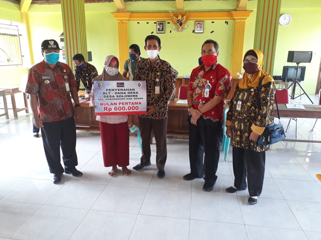 Pemdes Solowire Distribusikan BLT DD