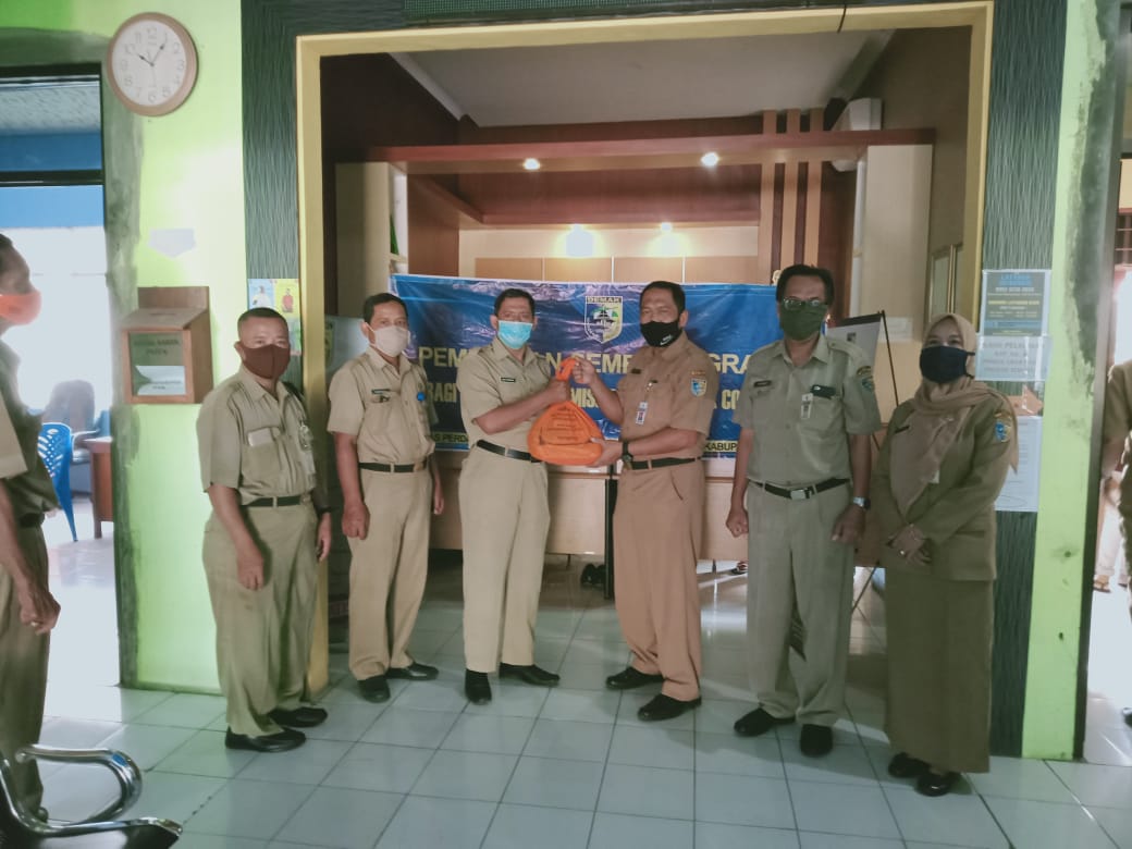 Penyerahan Paket Sembako oleh DINDAGKOP UKM Kab. Demak