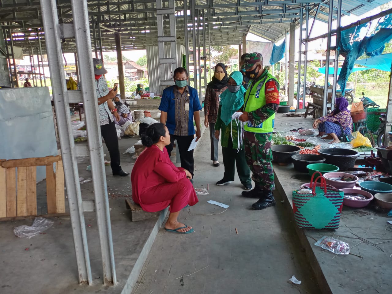 Operasi dan Edukasi Pendisiplinan Masyarakat di Pasar Mintreng