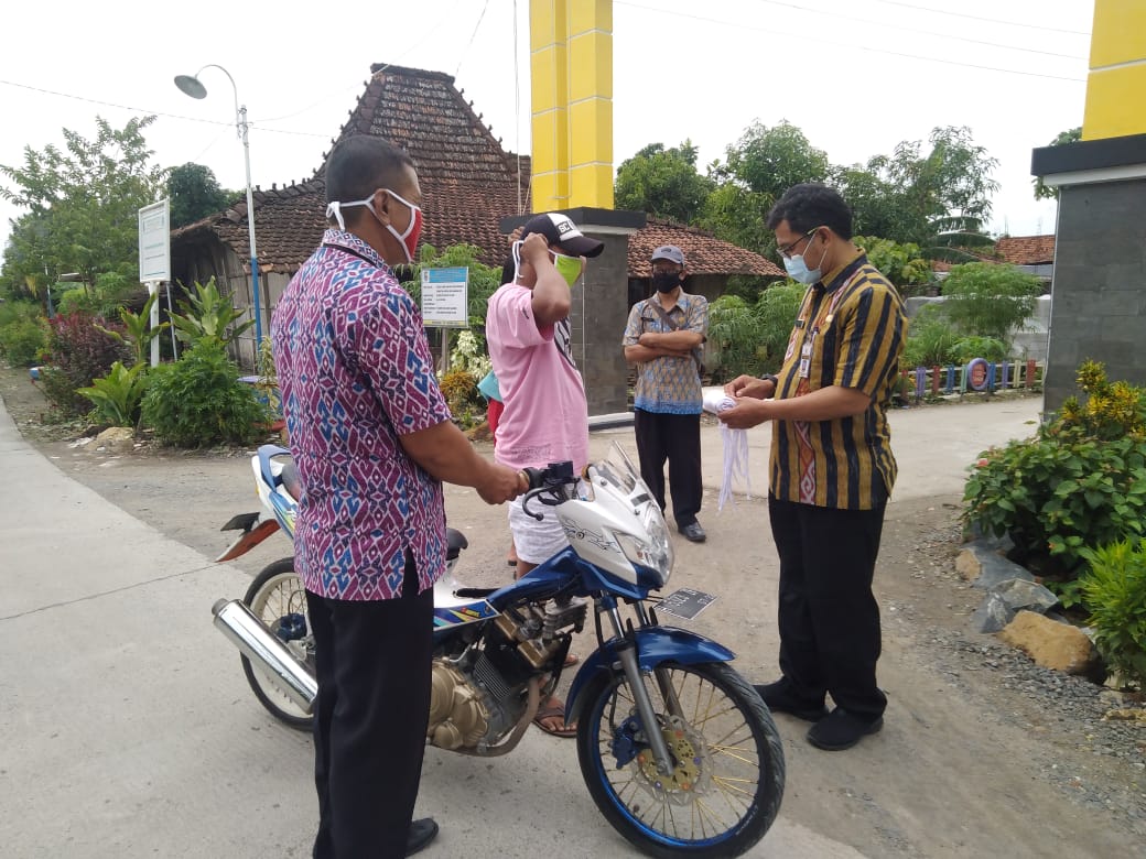 Razia Masker dan Sosialisasi Penegakan Disiplin ProtKes Covid-19 di Desa Mangunanlor